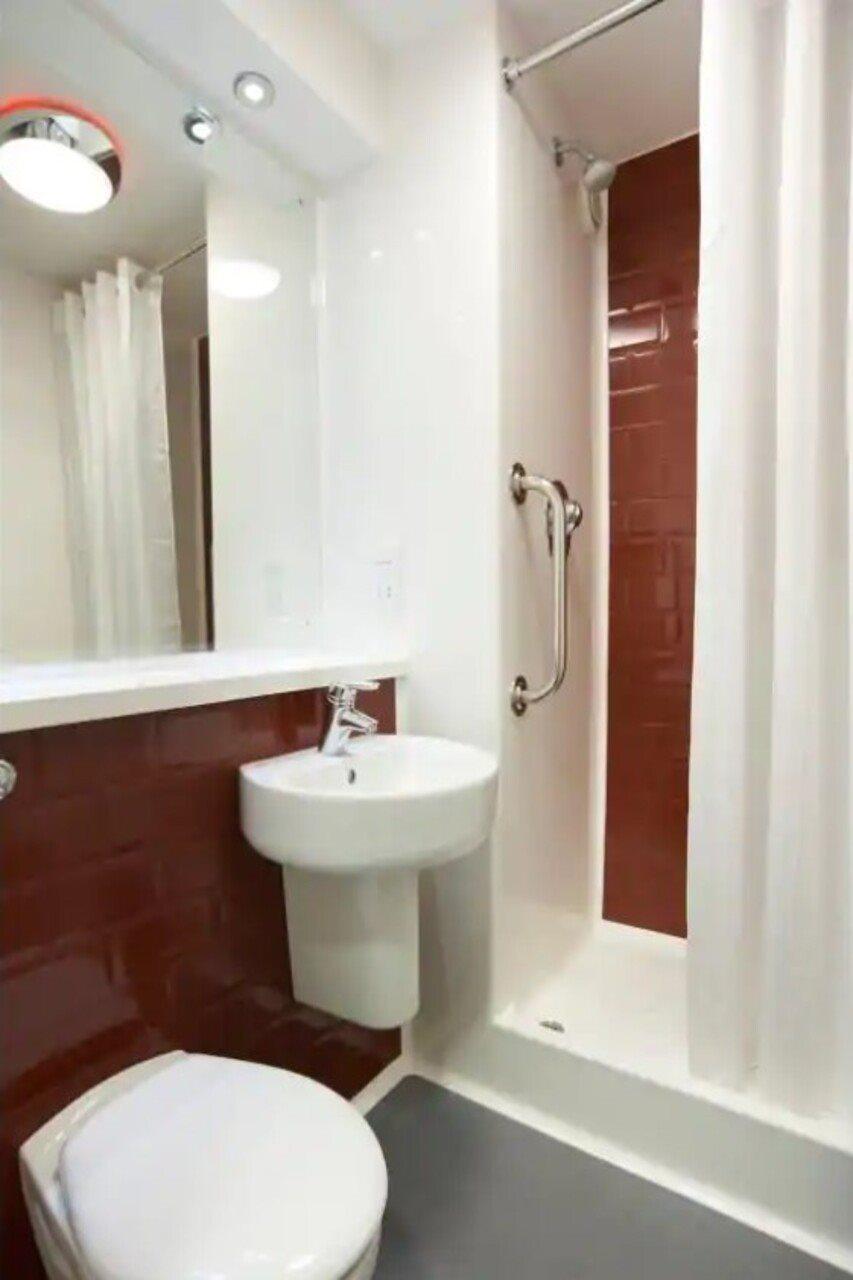 Travelodge Bradford Central Екстериор снимка